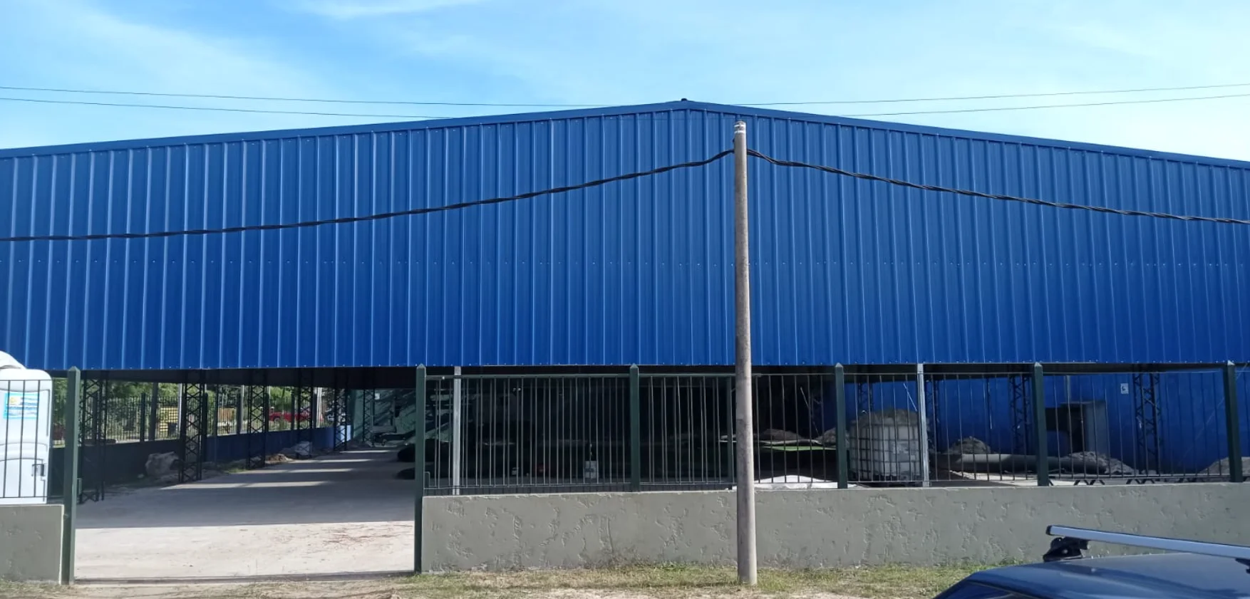 Cerramiento metálico de cancha deportiva en Uruguay — MF Construcciones