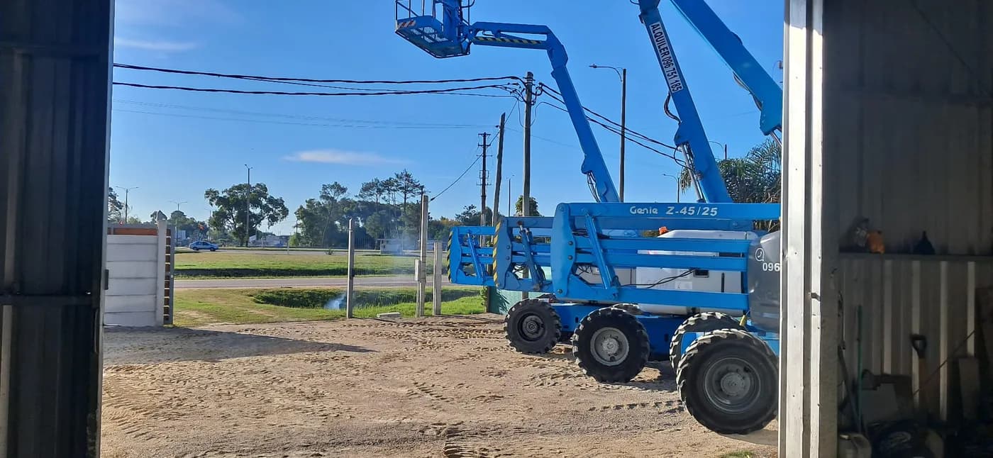 Plataforma elevadora articulada 4x4 en obra Uruguay