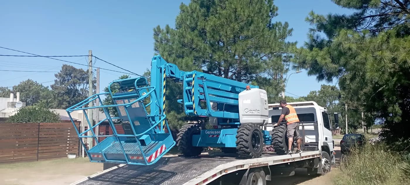 Plataforma elevadora Genie Z-45 en traslado en camión Uruguay