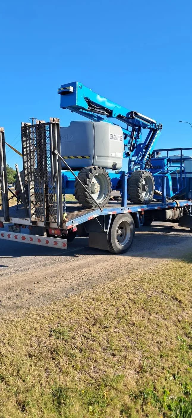 Plataforma elevadora articulada trabajando en altura en Uruguay