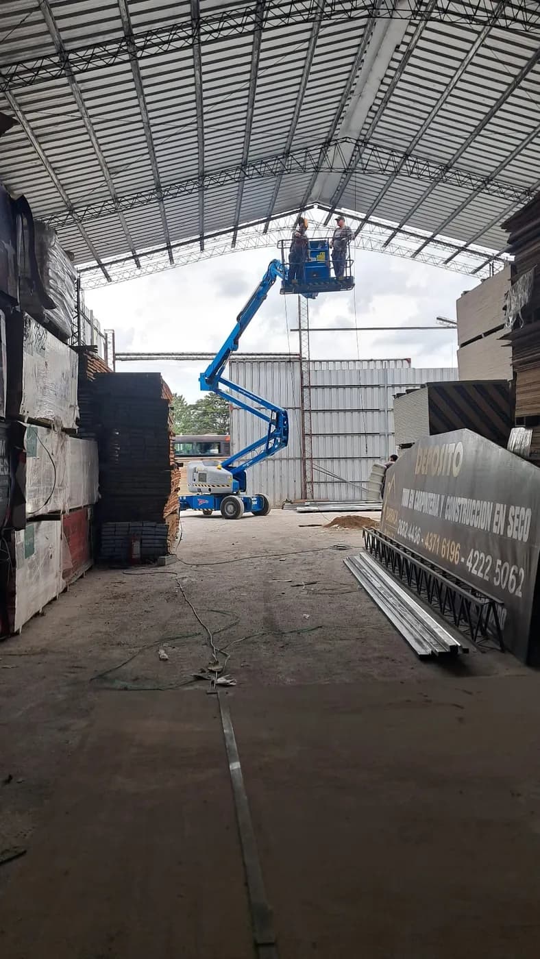 Plataforma elevadora Genie 16m en depósito industrial Uruguay