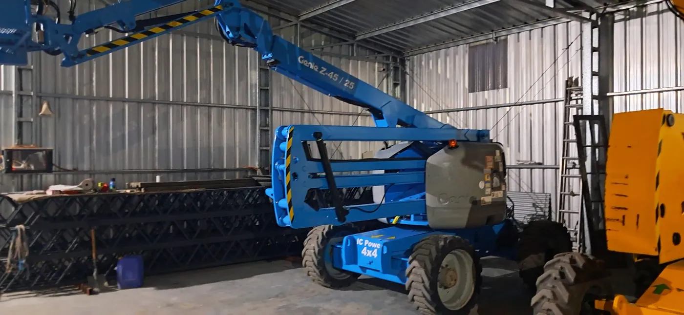 Alquiler plataforma elevadora articulada 4x4 Uruguay — MF Construcciones