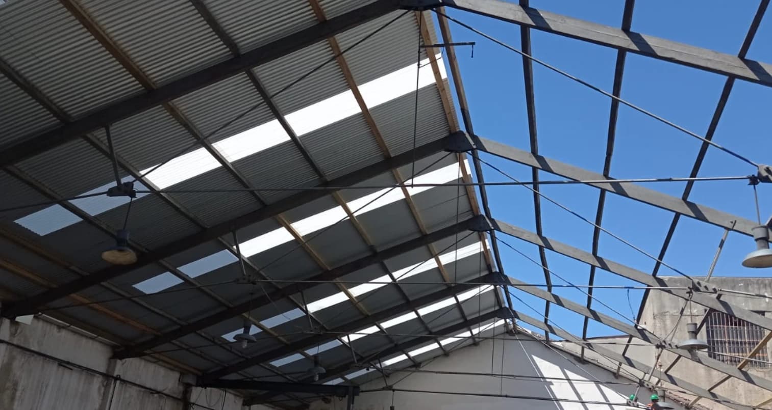 Reparación de techo de galpón industrial en Uruguay — MF Construcciones